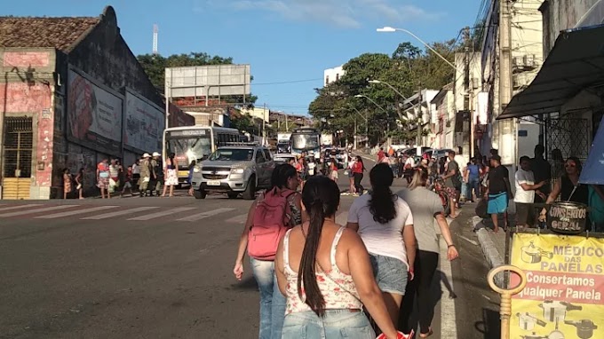 Manifestação por habitação interrompe fluxo de veículos no coração de Maceió.