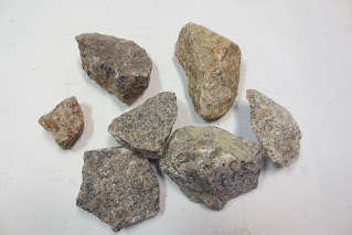 Biyotit taşıyan Granit parçaları