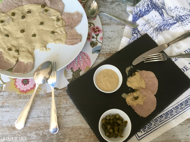 fuente-de-vitello-tonnato-con-salsa-y-alacaparras