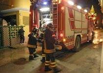 Fiamme in casa: cane salva la coppia