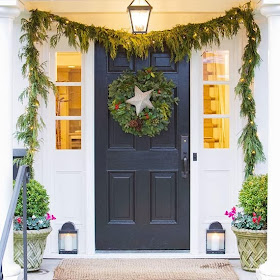 Puerta decorada por navidad