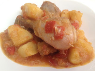 Jamoncitos de pollo con patatas en tomate