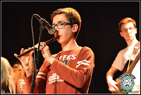 Corentin en concert jouant du tin whistle, flûte irlandaise