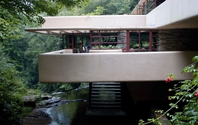 Rumah FANTASTIS di atas air terjun