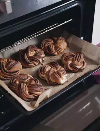 How to Choose the Best Oven Rack Position When Baking