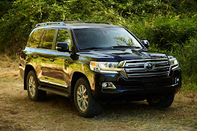 Front 3/4 view of the 2019 Toyota Land Cruiser