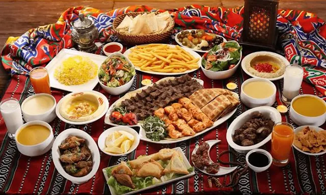 نصائح ألمانية لصيام صحيّ وتغذية سليمة في رمضان   البعض يشكو من زيادة في الوزن خلال شهر رمضان وآخرون يشكون من مشاكل صحية، نظرا لاختلاف طبيعة التغذية وأوقاتها في هذا الشهر.  خبراء صحة ألمان يقدمون بعض النصائح لصيام صحي ولتغذية سليمة ومتوازنة.  تكمن المشكلة كما يرى خبراء التغذية في تناول وجبة كبيرة خلال الإفطار، وخاصة تلك التي تكون مليئة بالتوابل، فقد تسبب آلاما وحرقة في المعدة وتسبب مشاكل في الهضم.  وتناول الحلويات بصورة كبيرة يسبب هو الآخر مشاكل طبية وزيادة في الوزن. ولذلك ينصح خبراء موقع "غيسوندهايت" الألماني المختص في تقديم النصائح الطبية، بتجنب تناول بعض المواد الغذائية وتنظيم المواد الغذائية المتناولة في وجبتي الإفطار والسحور.  وجبة السحور: يجب أن تكون هي الوجبة الغذائية الرئيسية ويجب أن تكون مليئة بالفيتامينات والمواد الغذائية الضرورية التي تجعل الإنسان يصوم يومه دون مشاكل صحية.  ويجب أن تحتوي وجبة السحور على السكريات والنشويات التي تزود الجسم بالطاقة وتجعله لا يشعر بالجوع، بالإضافة إلى الألياف الغذائية التي تساعد في دفع الغذاء داخل الجهاز الهضمي.  بعض المواد الغذائية المناسبة لوجبة السحور: · الخبز من القمح والخبز الأسمر.  · البقوليات وخاصة العدس.  · النشويات بطيئة الامتصاص كالأرز أو البرغل والرقائق.  · الحليب ومشتقاته.  وجبة الإفطار: وجبة الإفطار التقليدية تبدأ بتناول التمر الذي يزوّد الجسم بالسكريات، التي يفقدها خلال اليوم، بالإضافة إلى المواد الغذائية المتنوعة.  · نوع من النشويات، كالأرز أو المعكرونة أو البطاطس أو البرغل.  · نوع من اللحوم، مثل اللحم الأحمر أو الدجاج.  · يمكن الاستعاضة بالسمك بدلا عن اللحوم.  · الخضار المطبوخة.  · شرب كميات مناسبة من الماء وعلى أوقات متفرقة.  · شرب المشروبات الباردة والحارة، كالشاي، يمكنه تعويض الجسم عما فقده من السوائل أثناء اليوم..  أما الأشياء التي لا ينصح بتناولها أو يجب الإقلال منها في شهر رمضان، فهي الحلويات والسكريات، وخاصة بعد الفطور لتفادي أية زيادة في الوزن ولتجنب أمراض القلب والشرايين.  وينصح خبراء التغذية الألمان بتجنب الجلوس أو النوم بعد الإفطار، وبدلا عن ذلك ينصح بالمشي لمدة ساعتين على الأقل بعد الإفطار لتسهيل عميلة هضم الغذاء، وفقا لما أورده موقع "غيسوندهايت".