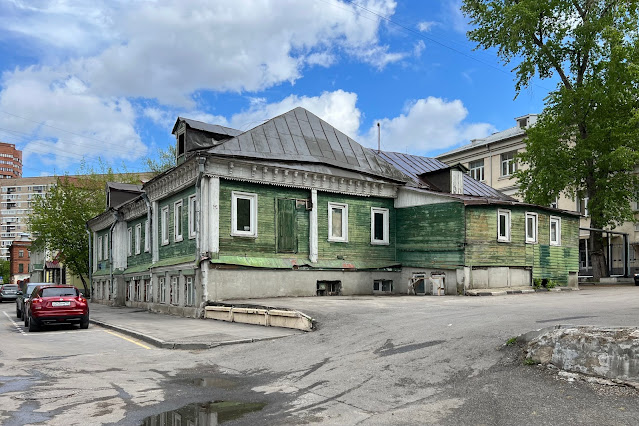 2-й Крутицкий переулок, бывший дом купца Дмитрия Виноградова (построен в 1880 году), бывшая территория чугунолитейного завода Виноградова