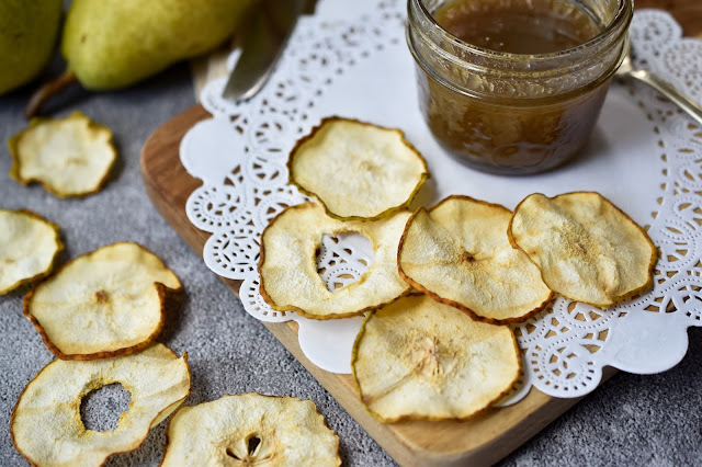 Dehydrated Pear Chips With Quick Vegan Caramel Sauce