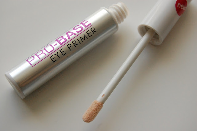 Sponge applicator of eye primer