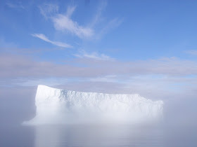 fon d'écran - iceberg dans brume matinale