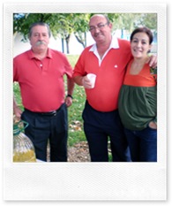 El alcalde de Almodóvar del Campo, a la izquierda, junto al presidente del Consejo en el transcurso del encuentro gastronómico.