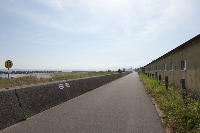 皆生漁港の近くの遊歩道から皆生温泉を望む