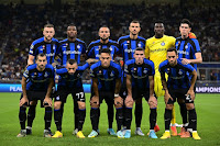 F. C. INTERNAZIONALE MILANO. Temporada 2022-23. Milan Škriniar, Denzel Dumfries, Danilo D'Ambrosio, Edin Džeko, André Onana, Alessandro Bastoni. Henrij Mjitarián, Marcelo Brozović, Lautaro Martínez, Robin Gosens, Hakan Çalhanoğlu. F. C. INTERNAZIONALE MILANO 0 F. C. BAYERN MÜNCHEN 2 07/09/2022 21:00 horas. Liga de Campeones de la UEFA, fase de grupos, Grupo C, jornada 1. Milán, Italia Stadio San Siro 58.951 espectadores. GOLES: 0-1: 25’, Leroy Sané. 0-2: 66’, Danilo D’Ambrosio, en propia puerta.