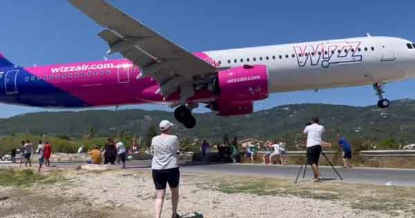 News,World,international,Flight,viral,Video,Social-Media,Airport, Moment Wizz Air plane makes ‘lowest ever landing’ and skims over people’s heads