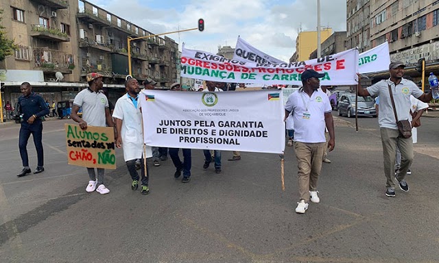 Professores marcham em Maputo exigindo melhores condições de trabalho