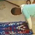 SUBHANALLAH! [VIDEO] Walaupun Tak Miliki Kaki, Anak Laki-laki Ini Tetap Rajin Solat