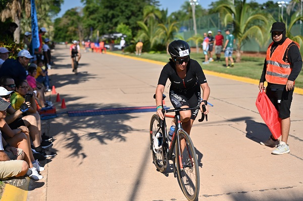 Flavia Castro triunfa por tercer año en el evento de triatlón más grande de Bolivia