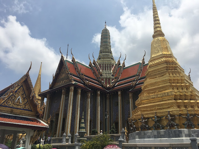 Phra Mondop with the Golden Chedi