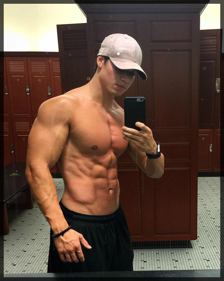 young-hot-straight-muscle-guy-shirtless-body-locker-room-selfie