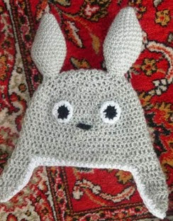 http://translate.google.es/translate?hl=es&sl=en&tl=es&u=http%3A%2F%2Fkulukala.blogspot.fr%2F2013%2F08%2Ftotoro-hat-pattern-not-finished-yet.html