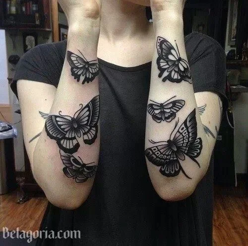 Vemos a una mujer con un precioso tatuaje de mariposa