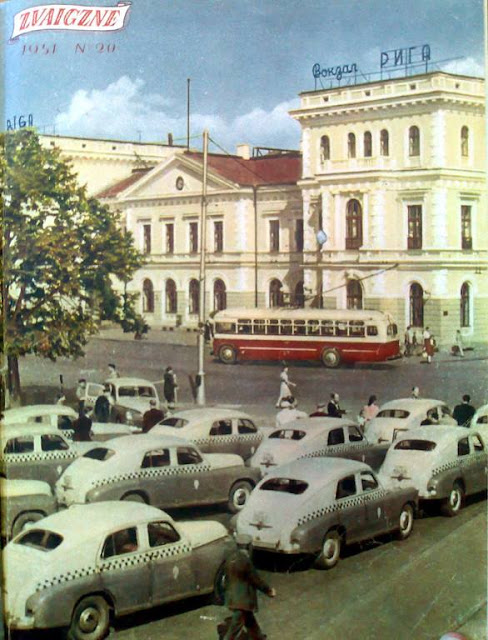 1951 год. Рига. Городской транспорт на площади возле Рижского ж/д вокзала.