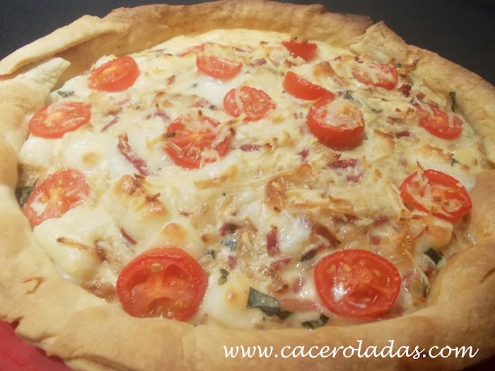 Quiche de queso con bacon y tomate cherry