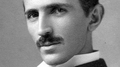  Nikola Tesla Na década de 1930, jornalistas de publicações como o New York Times e a revista Time visitavam Nikola Tesla regularmente em sua casa no vigésimo andar do Hotel Governor Clinton em Manhattan. Lá, o já idoso Tesla os entretia com histórias dos seus tempos de inventor e muitas vezes opinava sobre as inovações que estavam por vir.  Há alguns anos demos uma olhada nas previsões de Tesla sobre como a eugenia e a esterilização forçada de criminosos e outras “pessoas indesejadas”. Ele acredita que isso de alguma forma purificaria a raça humana até o ano 2100. Hoje, temos mais informação sobre essa matéria que foi publicada na edição do dia 9 de fevereiro de 1935 da revista Liberty. A matéria é única porque não foi uma simples entrevista como muitas das publicadas na época sobre o Tesla, na verdade é descrita como “escrita por Nikolas Tesla, como foi dito para George Sylvester Viereck.”  Não é claro aonde essa matéria específica foi escrita, mas a relação amigável de Tesla com Viereck me leva a achar que pode não ter sido em sua casa no hotel de Manhattan. Entrevistas com Tesla da época normalmente aconteciam no hotel, mas às vezes Tesla jantava com Viereck e sua família em sua casa em Riverside Drive, o que significa que pode ter sido escrita lá.  Viereck se associava com muitas pessoas importantes da época, realizando entrevistas com figuras notáveis como Albert Einsten, Teddy Roosevelt e até Adolf Hitler. Como um alemão-americano morando em Nova York, Viereck era um divulgador notório do regime nazista e foi julgado e preso em 1942 por não se registrar como tal no governo americano. Ele foi solto em 1947, alguns anos depois da morte de Tesla em 1943. Não é claro se eles continuaram sendo amigos depois do governo demonstrar preocupação sobre as atividades de Viereck no final dos anos 30 e início da década de 1940.  Tesla tinha teorias interessantes sobre religião, ciência e a natureza da humanidade que vamos explorar em alguma matéria futura, mas por enquanto eu reuni algumas das previsões mais interessantes (e muitas vezes corretas) que Tesla tinha para o futuro.  Criação do EPA A criação do Agência de Proteção Ambiental dos Estados Unidos (Environmental Protection Agency, EPA) não aconteceria por mais 35 anos, mas o Tesla previu a criação de uma agência parecida no próximo século.  Higiene e cultura física serão ramos reconhecidos da educação e governo. A Secretaria da Higiene ou Cultura Física será muito mais importante no gabinete do presidente dos Estados Unidos em exercício em 2035 do que o secretário da guerra. A poluição das nossas praias que temos hoje nos arredores de Nova York será tão impensável para os nossos filhos e netos quanto viver sem encanamento. O nosso abastecimento de água será supervisionado muito mais cuidadosamente e só um louco vai tomar água que não seja esterilizada.  Educação, guerra e os jornais do amanhã Tesla imaginou um mundo em que descobertas científicas, e não a guerra, seriam a prioridade para a humanidade.  Hoje os países mais civilizados do mundo gastam o máximo de sua renda na guerra e um mínimo em educação. O século 21 vai reverter essa ordem. Será mais glorioso lutar contra a ignorância do que morrer no campo de batalha. A descoberta de uma nova verdade científica vai ser mais importante do que as querelas de diplomatas. Até os nossos jornais estão começando a retratar descobertas científicas e a criação de conceitos filosóficos novos como notícia. Os jornais do século 21 só vão publicar uma “nota” nas últimas páginas sobre crimes ou polêmicas políticas. As manchetes nas capas serão de proclamações de novas hipóteses científicas.  Saúde e dieta Ao se aproximar do fim de sua vida, Tesla desenvolveu teorias estranhas sobre a dieta humana ideal. Ele não jantava mais do que leite e mel nos seus últimos dias, acreditando que essa era a forma mais pura de comida. Tesla perdeu muito peso e tinha uma aparência sinistra no início da década de 1940. Essa dieta escassa e seu físico esquelético levaram ao equívoco comum de que Tesla estaria falido no fim de sua vida.  Mais pessoas morrem ou ficam doentes de água poluída do que de café, chá, tabaco ou outros estimulantes. Eu mesmo evito todos estimulantes. Eu também praticamente me abstenho de comer carne. Estou convencido de que dentro de um século café, chá e tabaco não estarão mais em voga. Porém o álcool ainda será usado. Este não é um estimulante, mas um verdadeiro elixir da vida. A abolição de estimulantes não acontecerá de uma maneira forçada. Simplesmente não estará mais na moda envenenar o seu corpo com ingredientes nocivos. Bernarr Macfadden já mostrou como é possível providenciar comidas saborosas com base em produtos naturais como leite, mel e trigo. Acredito que a comida que é servida hoje em seus restaurantes será a base das refeições epicuristas nos mais elegantes salões de banquetes do século 21.  Existirão produtos de trigo o suficiente para alimentar o mundo todo, incluindo os milhões de pessoas da China e Índia, hoje cronicamente à beira da fome. A terra é tão abundante e quando sua abundância falta, nitrogênio vindo do ar refertilizará seu ventre. Eu desenvolvi um processo para esse fim em 1900. Foi aperfeiçoado 14 anos depois sob a pressão da guerra por químicos alemães.  Robôs O trabalho de Tesla com robótica começou no final da década de 1890 quanto ele patenteou o seu barco de controle remoto, uma invenção que absolutamente chocou observadores na Exibição Eletrônica de 1898 em Madison Square Garden.  Hoje sofremos a disfunção da nossa civilização, porque ainda não nos ajustamos completamente à era das máquinas. A solução dos nossos problemas não está em destruir maquinas, mas em dominá-las.  Inúmeras atividades ainda executadas hoje por mãos humanas serão realizadas por autômatos. Neste momento, cientistas trabalhando nos laboratórios de universidades americanas estão tentando desenvolver o que tem sido descrito como “máquinas de pensar”. Eu antecipei esse desenvolvimento.  Na verdade, eu construí “robôs”. Hoje o robô é um fato aceitado, mas o princípio ainda não foi desenvolvido o suficiente. No século 21, o robô vai tomar o lugar que o trabalho escravo ocupou na antiga civilização. Não existe motivo nenhum pelo o qual grande parte disso não se concretize em menos de um século, liberando a humanidade para exercer suas aspirações maiores.  Energia barata e gerenciamento de recursos naturais Muito antes do início do próximo século, o reflorestamento sistemático e o gerenciamento científico de recursos naturais terão trazido um fim para todas as secas, incêndios florestais e inundações devastadoras. A utilização universal da energia hidroelétrica e sua transmissão à longa distância vai abastecer todas residências com energia barata e dispensará a necessidade de queimar combustíveis. Sendo que a luta existencial será diminuída, deve haver desenvolvimento motivado por ideais e não questões materiais.  Tesla foi um visionário cujas contribuições para o mundo estão sendo comemoradas hoje mais do que nunca. Enquanto sua ideia de uma dieta ideal pode ter sido meio estranha, ele claramente entendia muito sobre coisas que hoje valorizamos (como ar limpo, comida limpa e nossas “máquinas de pensar”) enquanto tropeçamos rumo ao futuro.  Este post apareceu originalmente no Smithsonian.com.  Tradução por Mariana Siqueira.