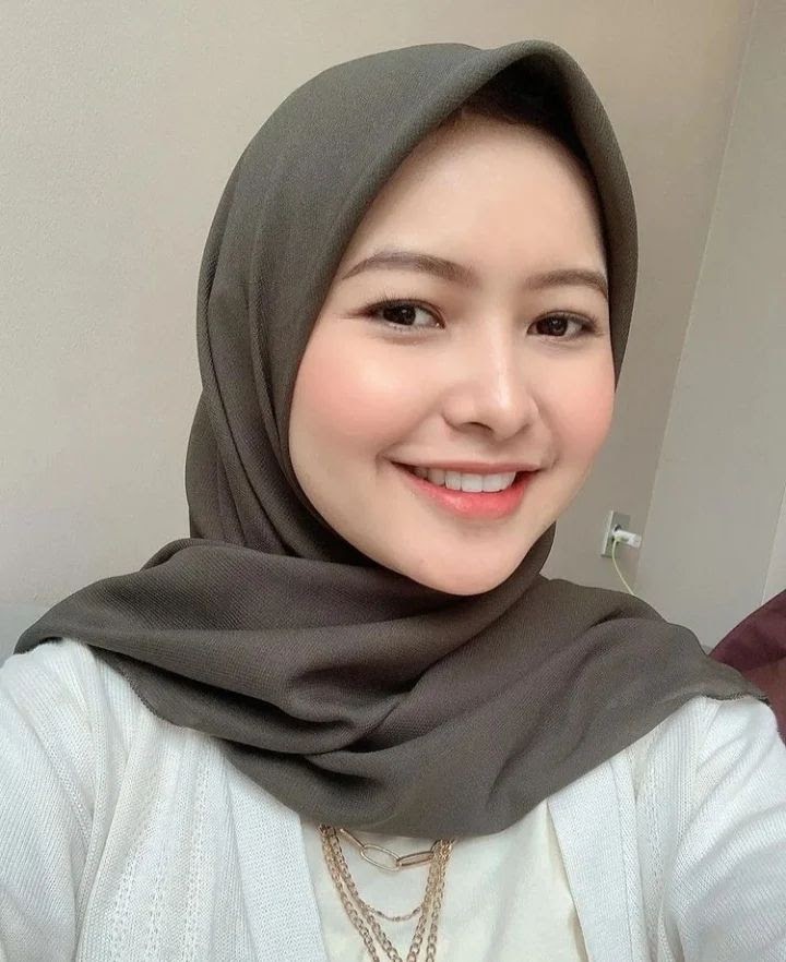 Aesthetic Hijab Girl Pictures