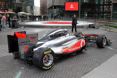 mclaren-mp4-26-f1-2011-Side-View