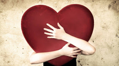 امرأة فتاة بنت تحتضن  تمسك قلب كبير احمر woman girl hold hug big red heart