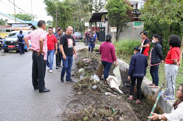Jumat Bersih, Bupati Taput Ikut Gotong Royong 