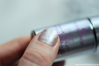 Review: essence - step into magic wonderland - Melted Chrome Nails Tragebild - www.annitschkasblog.de