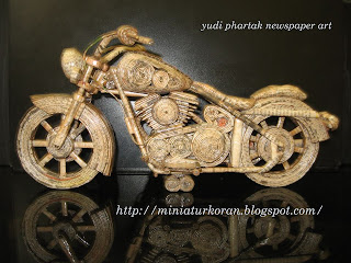 Karya seni dari koran bekas MINIATUR motor HARLEY 