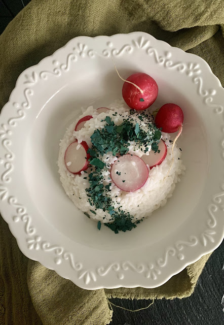 Frühlingsfeiner Basmati-Reis mit Spirulina-Flocken #Rezept #glutenfrei #vegan, Algenmarkt, Algen, pflanzlich, Radieschen, schnell, einfach