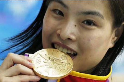Wu Minxia bites Gold medal in London Olympic 2012