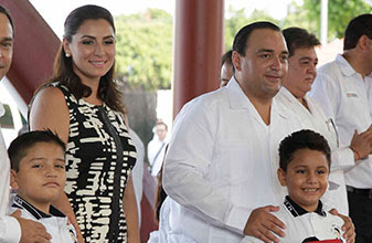 Encabeza el Gobernador, en Cancún, la ceremonia de inicio del ciclo escolar 2015-2016 y la entrega de mochilas, libros de texto y tabletas electrónicas