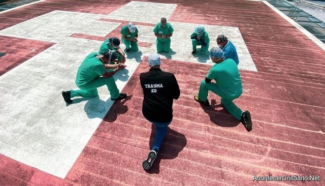 Enfermeros orando en techo de hospital
