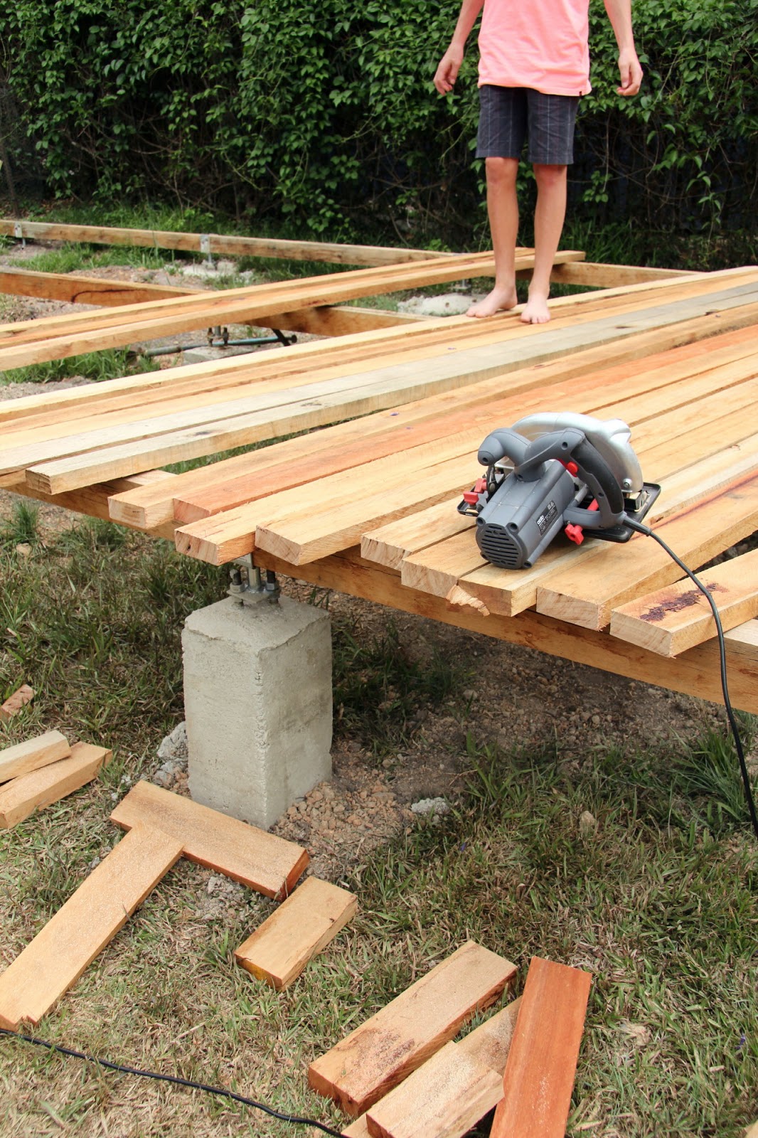 crazy house capers: Old fashioned shed build-subfloor.