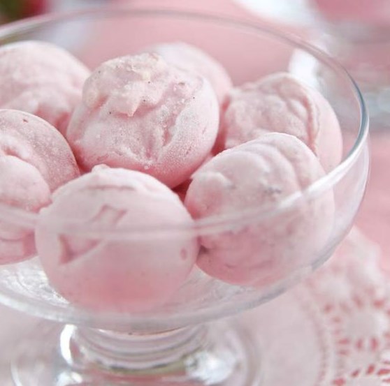 Strawberry Cheesecake Fat Bombs #FatBombs #Strawberry