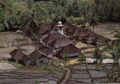 dinDing ArsitektuR RUMAH  ADAT  SUNDA 