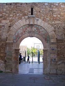 Aziz Francis Kilisesi’ne açılan Venedik dönemi kapı (Porta); Resmo