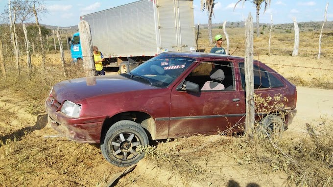 Angico bate o carro perto do distrito de Angico, no município de Mairi