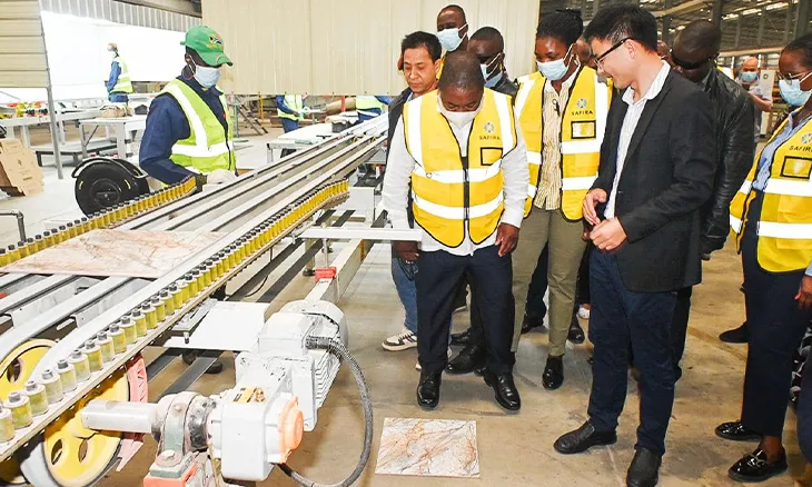 Moçambique inaugura maior fábrica de tijoleiras e azulejos da África