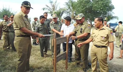 Wawako Pasang Tiang Pancang Pos Pantau Pantai Padang