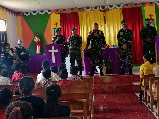 Satgas Pamtas RI-RDTL Sektor Barat Yonarmed 6 Pos Oelbinose Sambangi Gereja