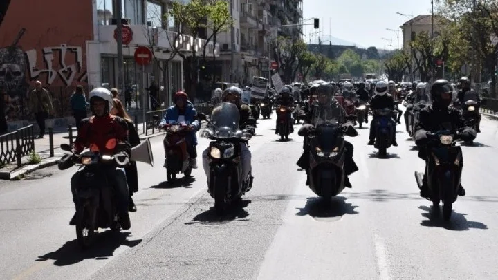 Όλοι οι οδηγοί αυτοκινήτου με δίπλωμα Β΄κατηγορίας μπορούν να οδηγούν μοτοσικλέτες μέχρι 125 κ. εκ.