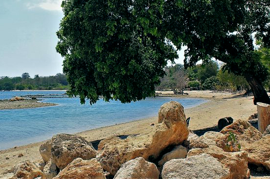 Pantai Ai Loang di Kabupaten Sumbawa, Provinsi Nusa Tenggara Barat