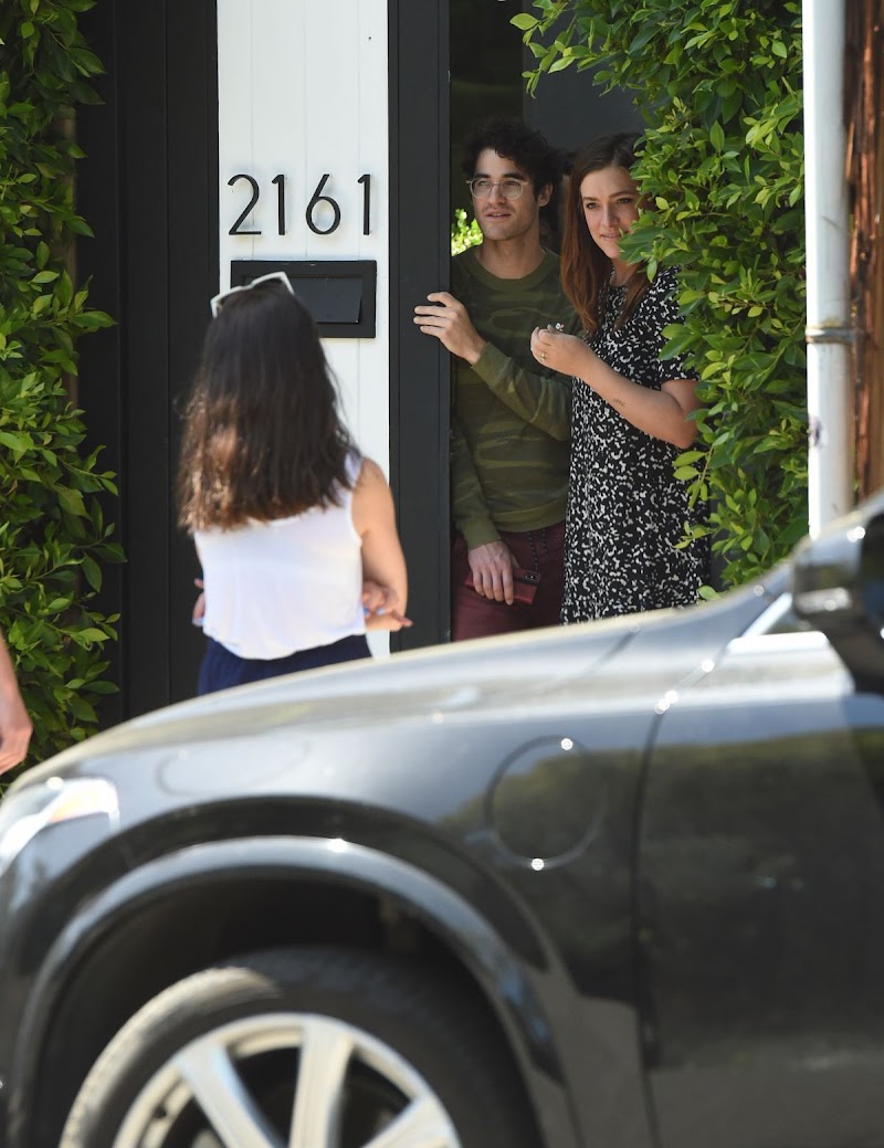 Darren Criss and Mia Swier Practice Social Distancing with Friends in Los Angeles 4 May-2020